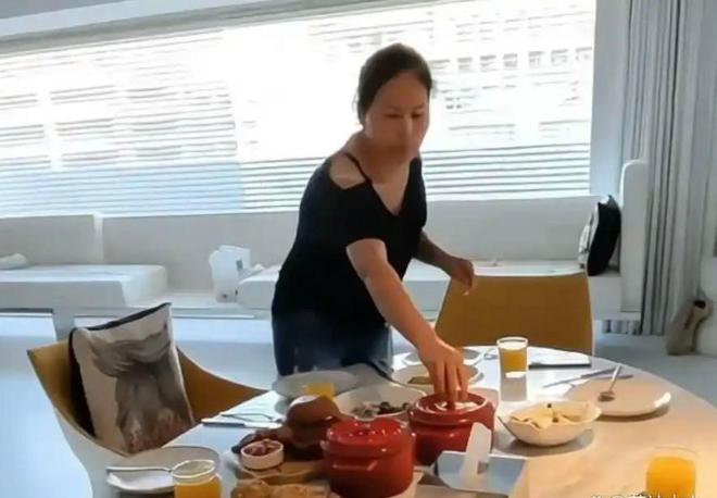 小菲郁躁症复发开跑车直奔豪宅吊唁大Sky开元棋牌小S回应斥资百万包机汪(图3)